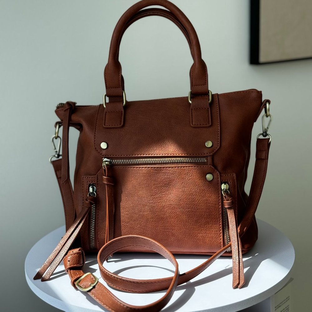 Stylish Vegan Leather Crossbody Bag: Cruelty-Free Chic! 🌿👜